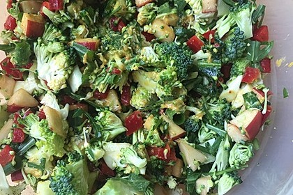 Brokkoli-Paprika-Apfel-Salat (Bild)