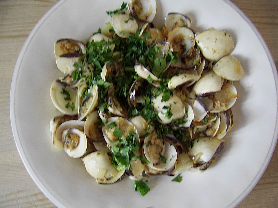 Vongole in Kräuter - Weißwein Sauce von miss-emily-erdbeer | Chefkoch