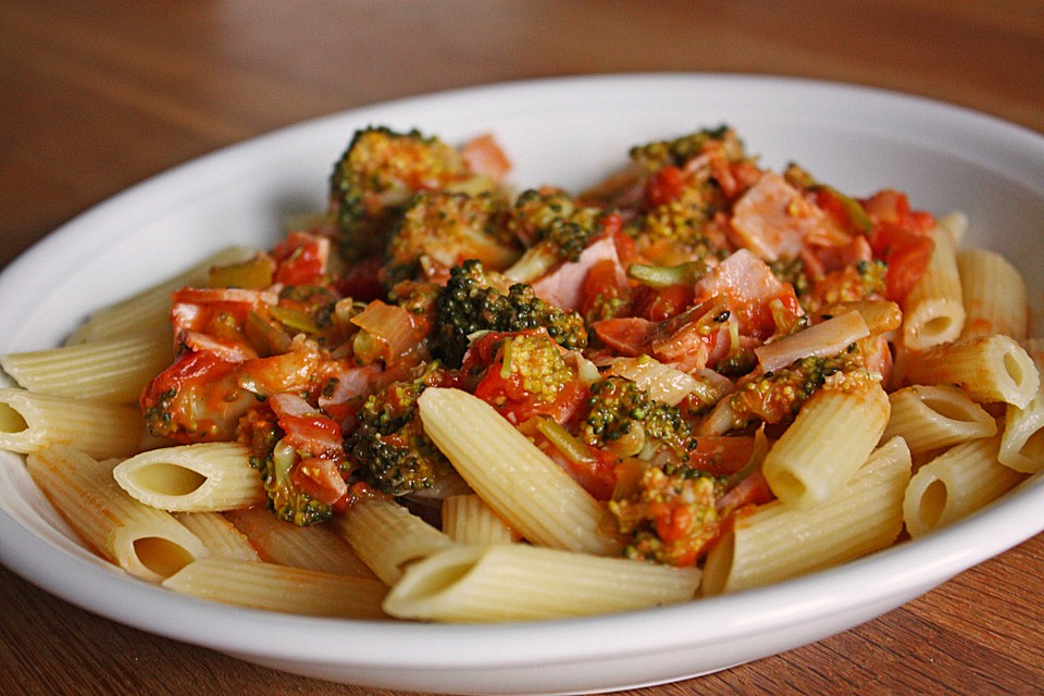 Penne mit Brokkoli in Tomaten - Sahnesoße von Viniferia | Chefkoch