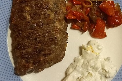 botos Bifteki mit griechischem Tomatenreis (Bild)