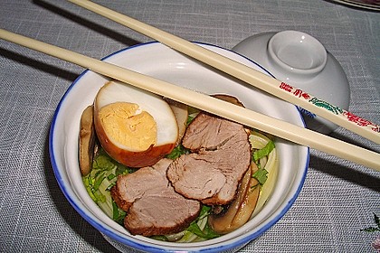 Japanische Nudelsuppe mit Hühnerbrühe und Schweinefilet-Ramen (Bild)