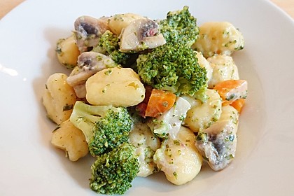 Marinas Gnocchi mit Brokkoli und Pilzen (Bild)