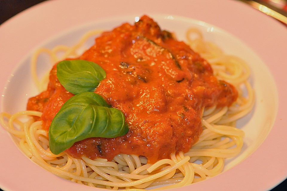 Spaghetti Napoli mit schwarzen Oliven und Kapern von Clonjo | Chefkoch