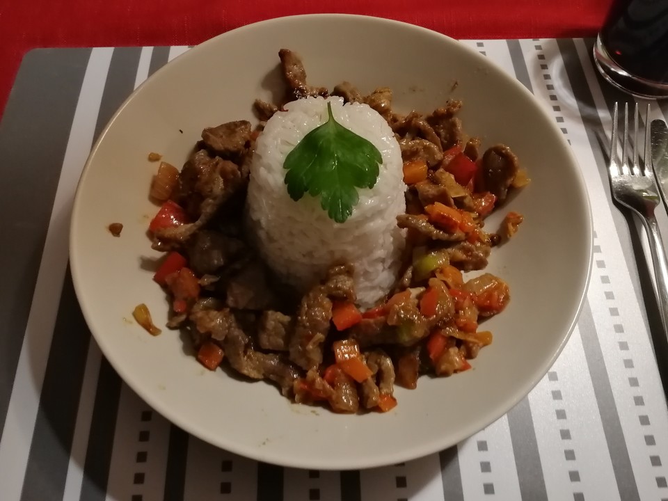 Chinesisches Rindfleisch mit Zwiebeln und Paprika von Koelkast | Chefkoch