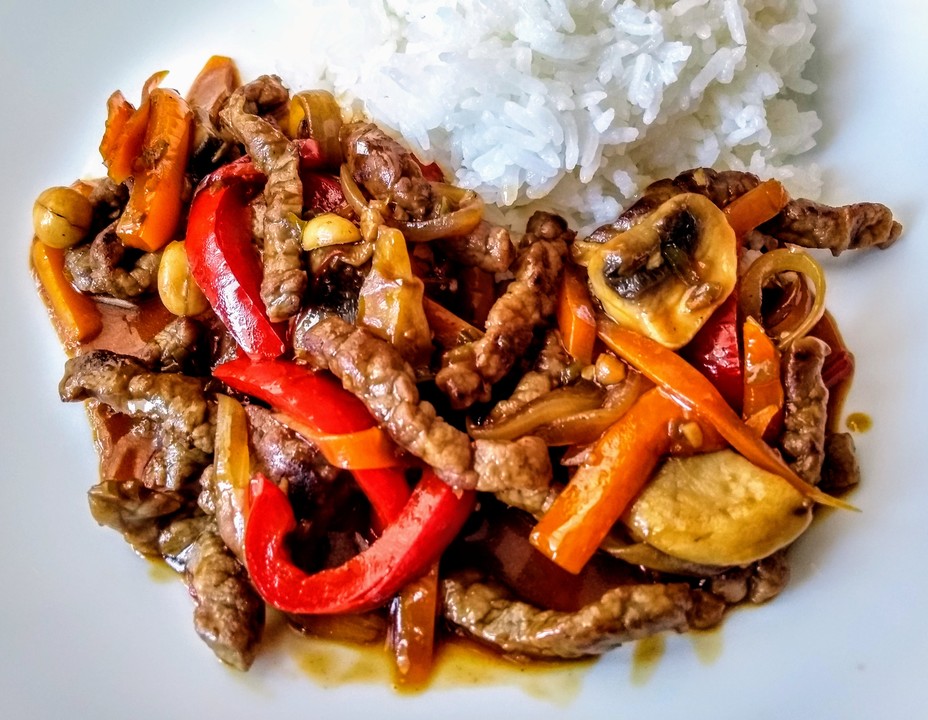 Chinesisches Rindfleisch mit Zwiebeln und Paprika von Koelkast | Chefkoch