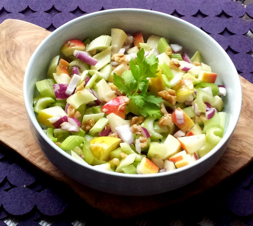Salat vom Stangensellerie mit Nüssen und Äpfeln von Fleurance | Chefkoch
