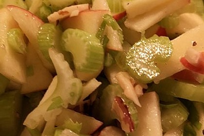 Salat vom Stangensellerie mit Nüssen und Äpfeln (Bild)