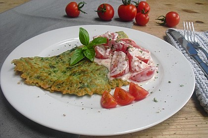 Spinatpfannkuchen mit Tomatensalat (Bild)