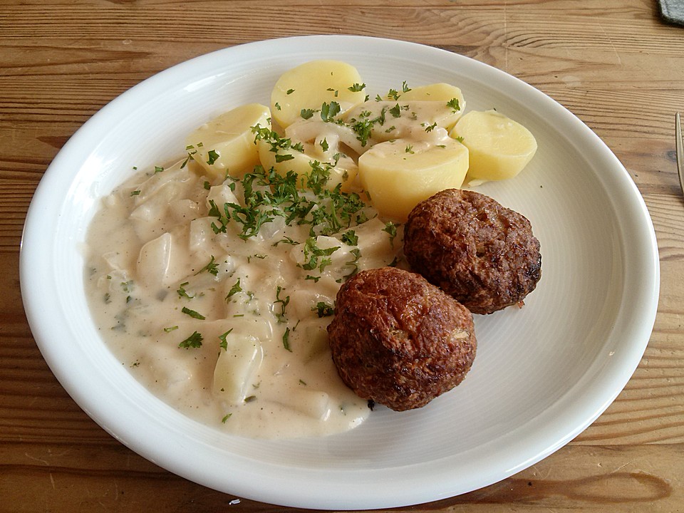 Frikadellen Mit Rosenkohl Kartoffeln Und Zwiebelsauce — Rezepte Suchen