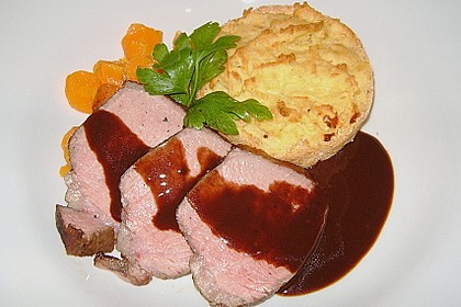 Saftige NT-Kalbsnuss an glacierten Möhren und Kartoffelsoufflé (Bild)