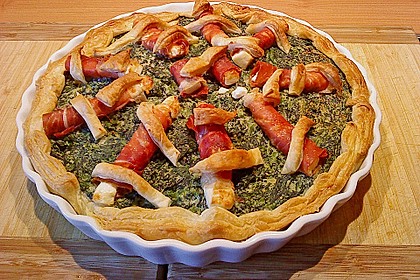 Blätterteigquiche mit Spinat und Parmaschinken-Schafskäse Röllchen (Bild)