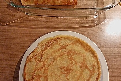 Überbackene Pfannkuchen mit Brokkoli und Schinken gefüllt (Bild)