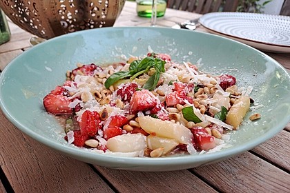 Lauwarmer Spargelsalat mit Feta-Käse und Erdbeeren (Bild)