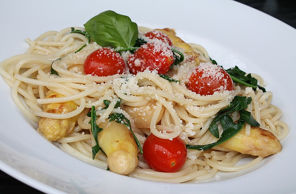 Pasta mit gebratenem Spargel, Cocktailtomaten und Rucola von mummi56 ...