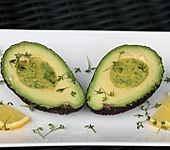 Avocado mit Senf-Dill-Soße (Bild)