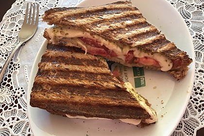 Tomaten-Mozzarella-Sandwich mit Basilikumpesto (Bild)