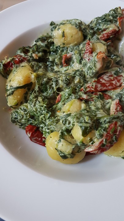 Gnocchi in Spinat-Frischkäse-Soße von Mondblume86 | Chefkoch.de
