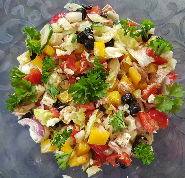 Bunter Salat mit Paprika, Oliven und Schafskäse von gerd-asmussen ...