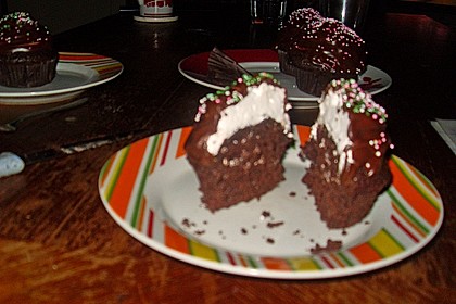 Schokoladenmuffins mit einem Marshmallowhut (Bild)