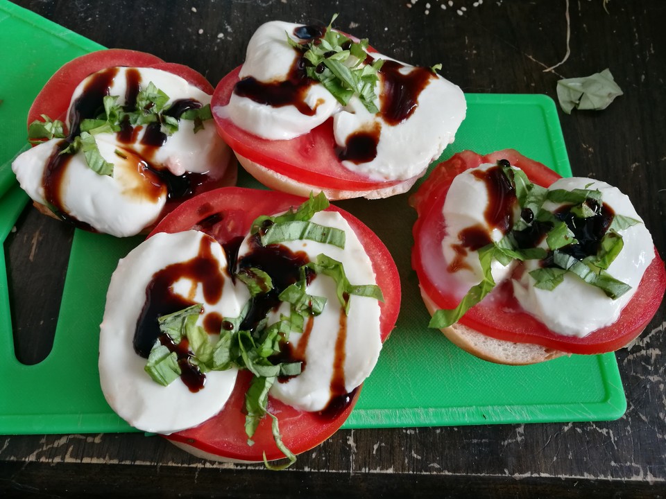 Schnelle Tomaten-Mozzarella Brötchen von Elgaspo | Chefkoch