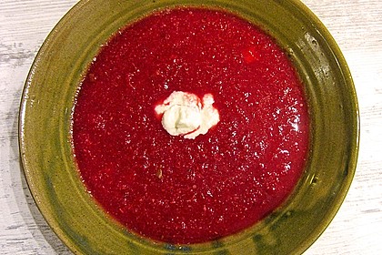 Rote - Bete Suppe mit Meerrettich und Apfelwürfeln (Bild)
