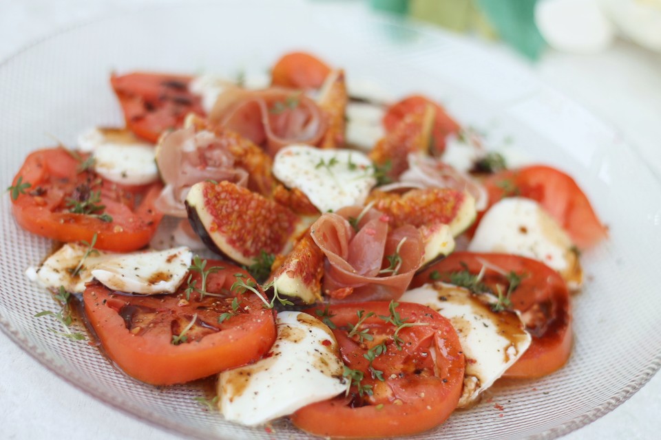 Tomate-Mozzarella Salat mit Feigen und Serrano-Schinken von katha-kocht ...
