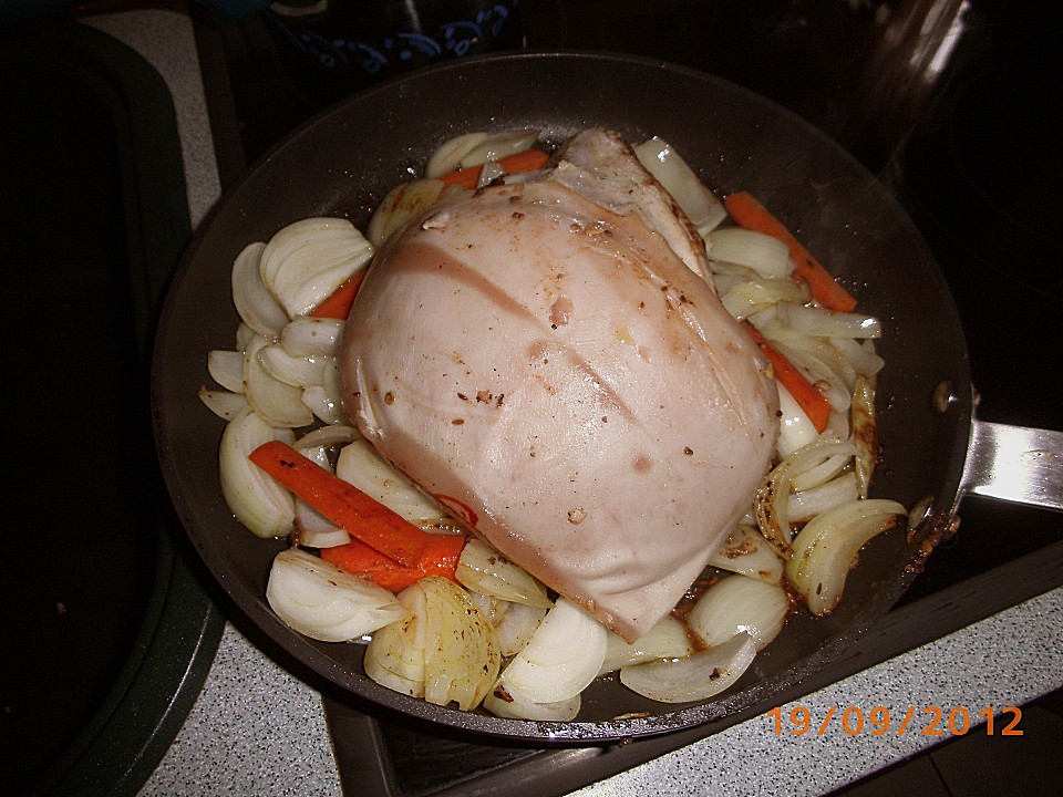 Spanferkelbraten mit Schwarte aus dem Backofen, in Bier gegart à la ...