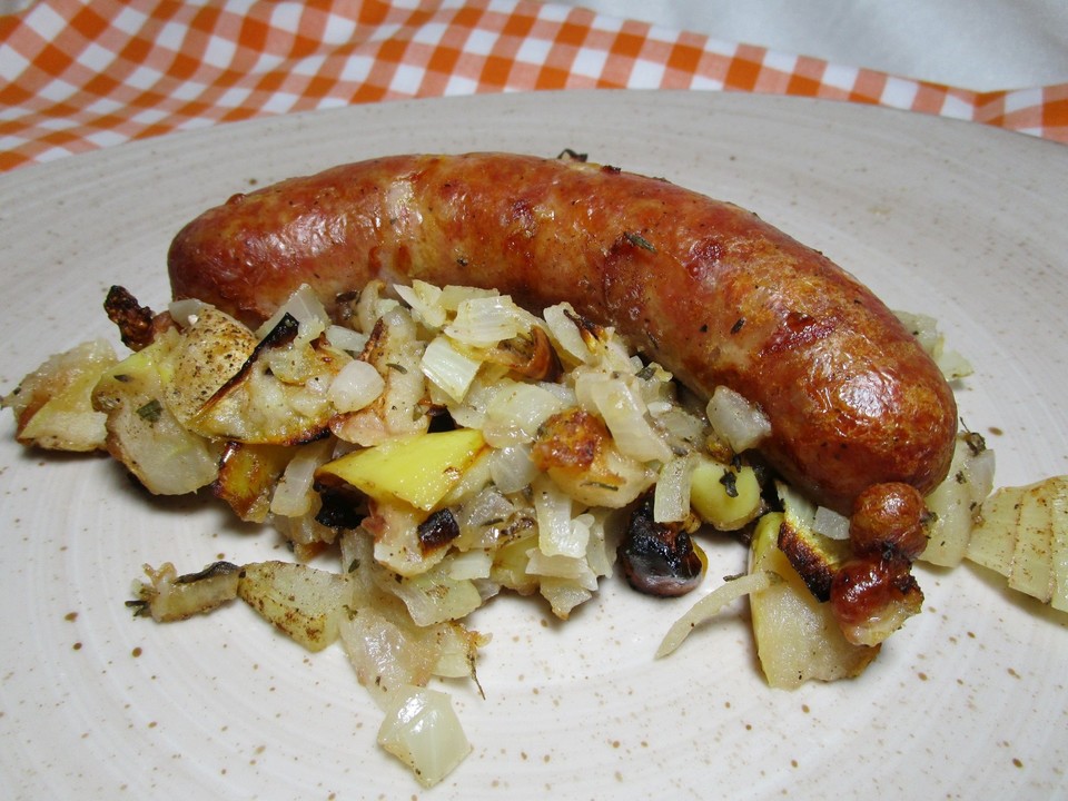 Bratwurst auf Apfel-Zwiebel-Mix aus dem Ofen von badegast1 | Chefkoch