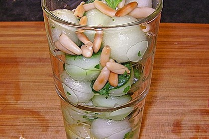 Gurken-Melonen-Salat mit Pinienkernen und Minzblättern (Bild)