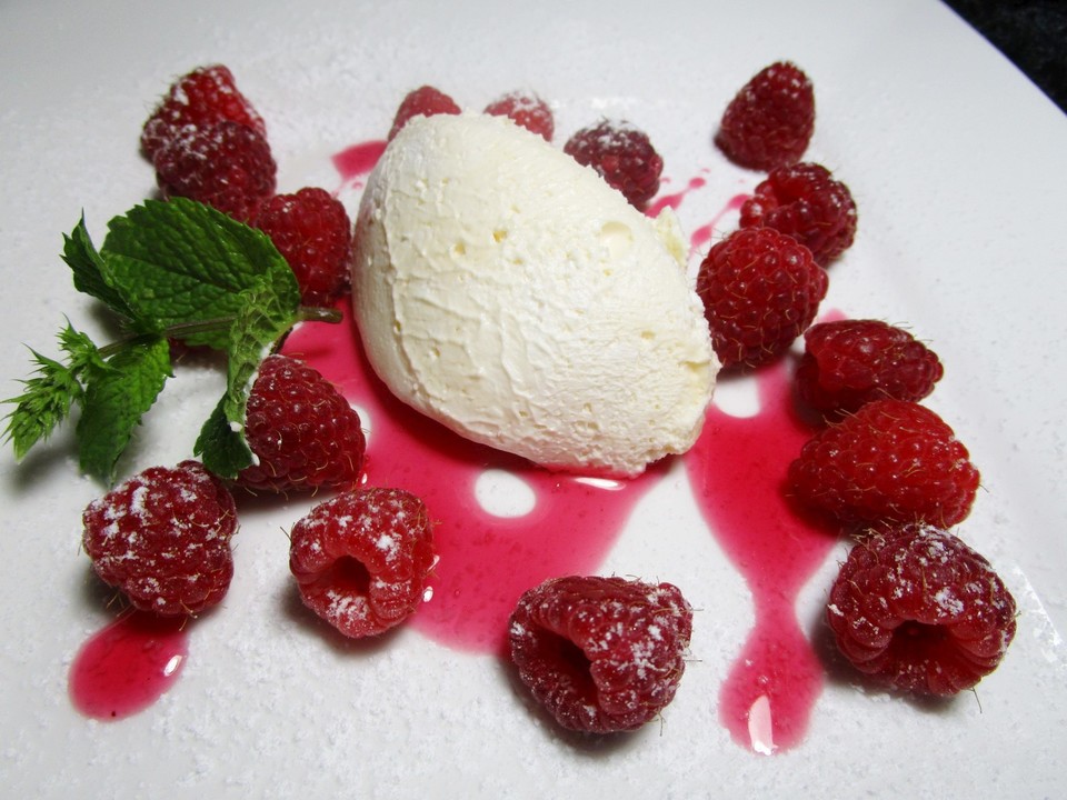 Weiße Mousse au chocolate mit Himbeerpüree von badegast1 | Chefkoch