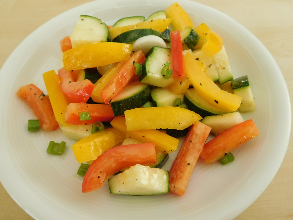 Zucchini-Paprika-Salat von sandybella | Chefkoch
