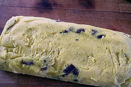 Frühlingszwiebeln in Portwein glasiert, mit Oliven-Polenta nach Hertas Art (Bild)