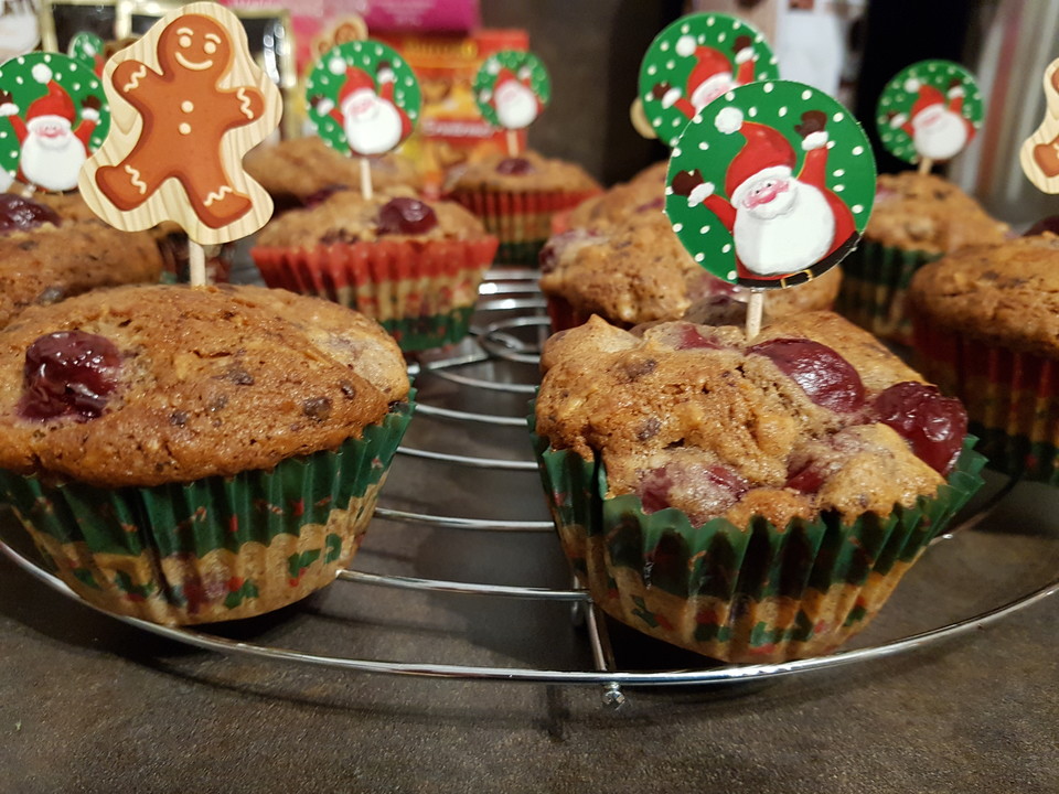 Weihnachtsmuffins mit Kirschen und Schokolade von Immini | Chefkoch