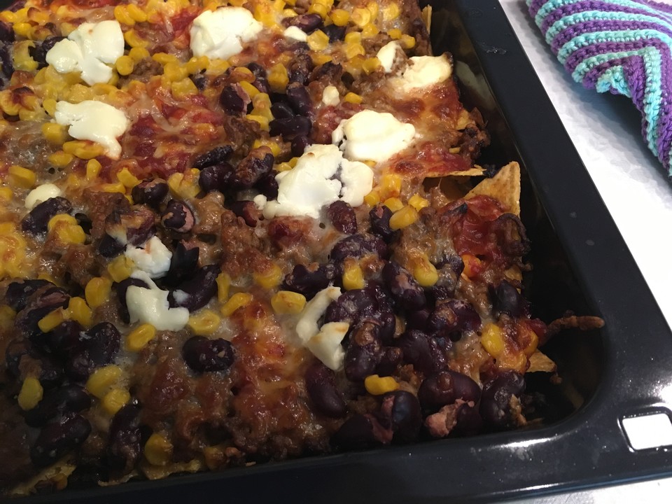 Überbackenes Hackfleisch vom Blech mit Tortillachips, Salsa, Crème ...