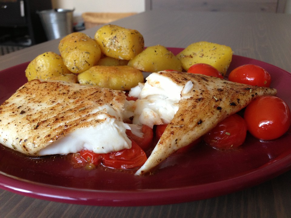 Fischfilet &amp;#39;Mediterran&amp;#39; mit Kartoffeln, Tomaten, Olivenöl und Knoblauch ...