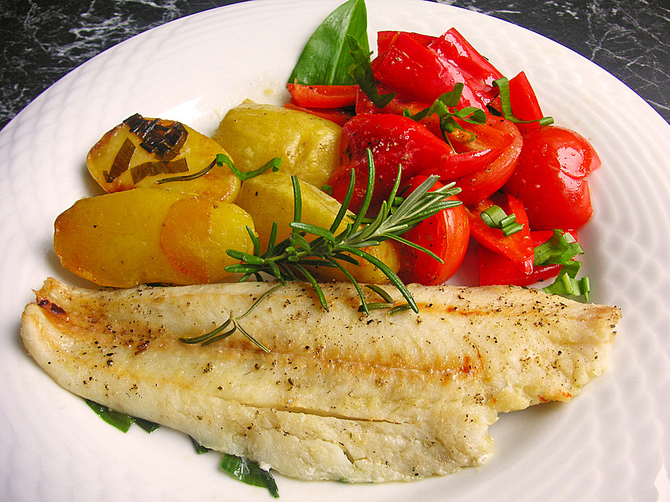 Fischfilet &amp;#39;Mediterran&amp;#39; mit Kartoffeln, Tomaten, Olivenöl und Knoblauch ...