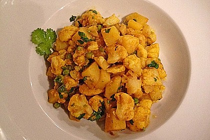 Indischer Blumenkohl mit Kartoffeln und Erbsen (Bild)