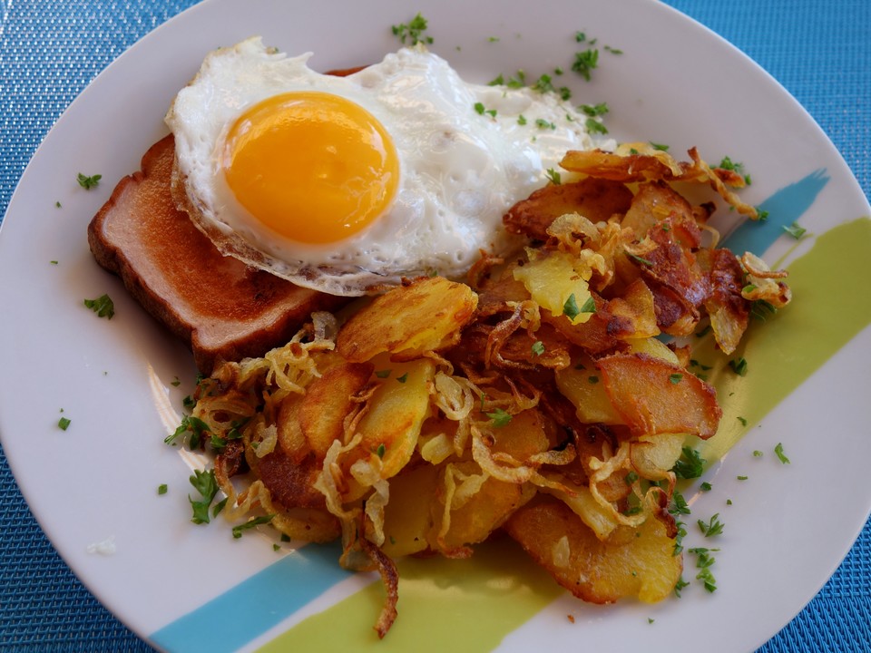 Leberkäse mit Bratkartoffeln und Spiegelei von Schlauderaff | Chefkoch