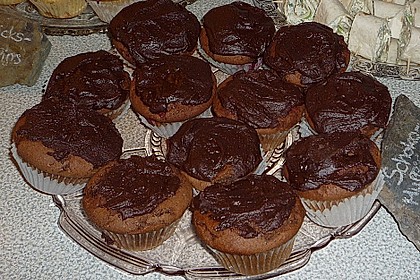 Schoko-Muffins mit Himbeerherz (Bild)