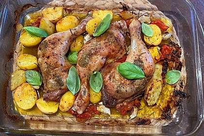 Knoblauch-Hühnchen mit Kartoffeln und Tomaten auf dem Backblech (Bild)