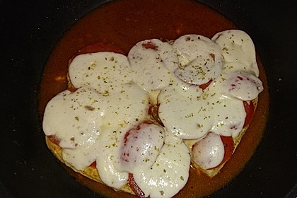 Putenschnitzel mit Tomaten und Mozzarella überbacken (Bild)