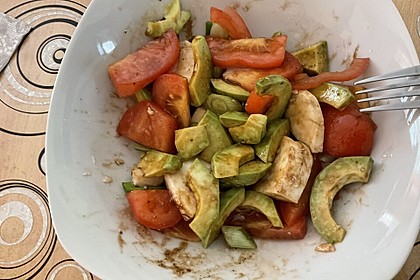 Tomate-Mozzarella-Avocado Salat (Bild)