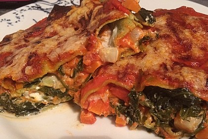 Vegetarische Spinat-Gemüse-Lasagne mit Tomatensoße (Bild)