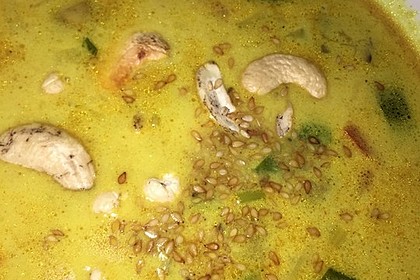 Asiatische Kokos-Gemüse-Suppe mit Erdnüssen (Bild)