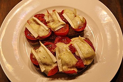 Überbackenes Tomaten-Camembert-Brot (Bild)