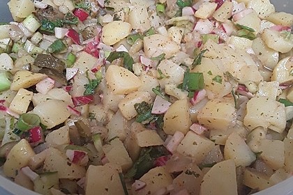 Sommerlicher Kartoffelsalat mit Tomaten und Bundzwiebeln (Bild)