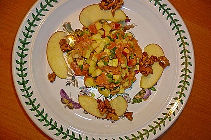 Lachstatar mit Apfel und karamellisierten Walnüssen (Bild)
