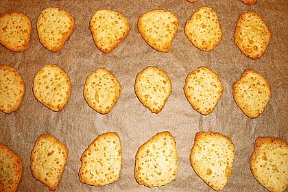Rosmarin-Parmesantaler mit Lachsschinken und Rucola (Bild)