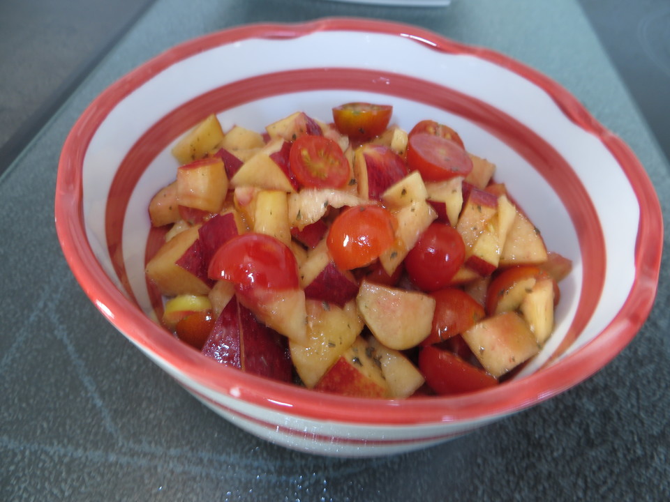 Pfirsich-Tomaten-Basilikum-Salat von pralinchen | Chefkoch