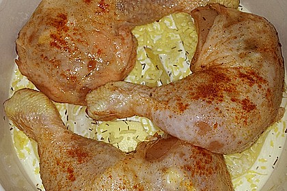 Gebackene Hähnchenkeulen auf Kartoffeln (Bild)